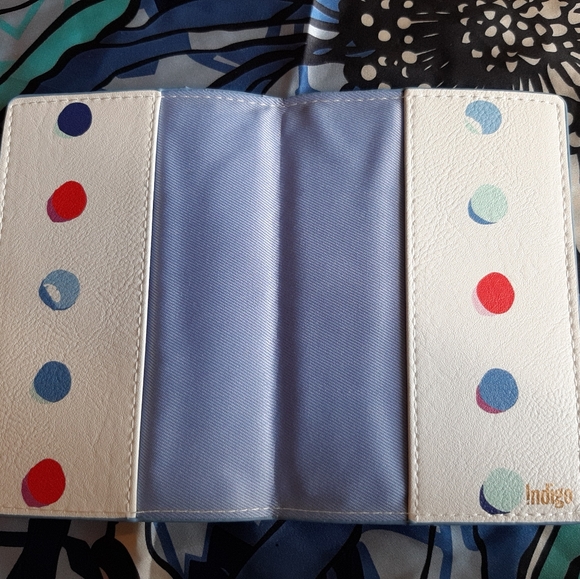 Matching clutch and passport holder - Picture 4 of 4